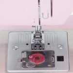 http://Máquina%20de%20Coser%20SINGER%20Heavy%20Duty%204411%20Tulip,%20detalle%20de%20la%20placa%20y%20bobina