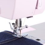http://Máquina%20de%20Coser%20SINGER%20Heavy%20Duty%204411%20Tulip,%20cosiendo%20mezclilla
